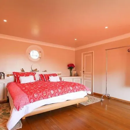 Vibrant Holiday Home In Grimaud With Private Pool