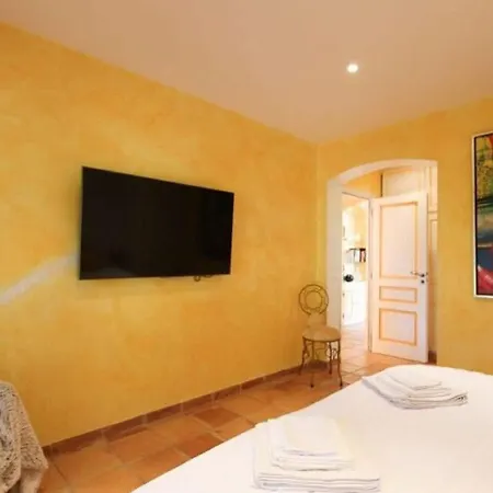 Vibrant Holiday Home In Grimaud With Private Pool Σπίτι διακοπών *